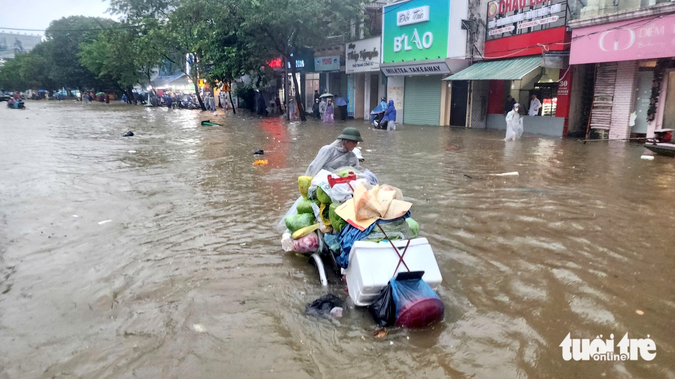 顺化暴雨惊人,部分地区超过1300毫米,多条市中心道路严重积水